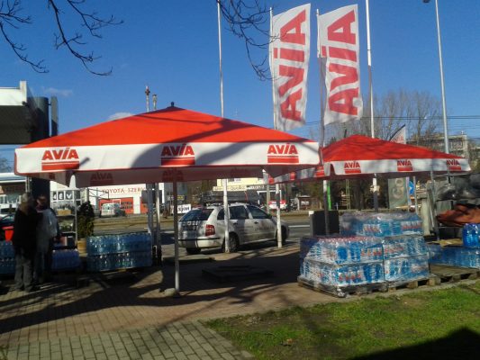 avia benzinkút piros napernyők