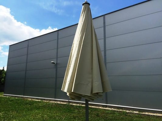 összecsukott napernyő